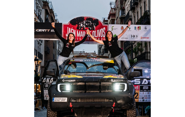 Santana vuelve a rugir en Linares: Mónica y Marta Plaza visitan Santana Factory en el marco del Rally TT de Jaén